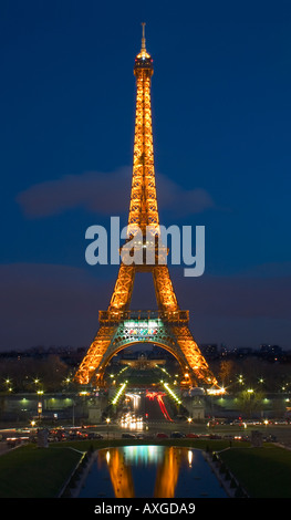 Eiffelturm in der Abenddämmerung Stockfoto