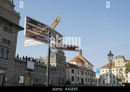 Prag, unterzeichnet Weg für touristische Attraktionen am Berg Hradschin Stockfoto