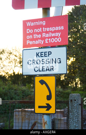 Warnschild an einem Bahnübergang in der Nähe von Haughley in Suffolk Stockfoto