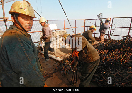 Bauarbeiter bauen im 67. Stock des Mori Tower in Shanghai, China Stockfoto