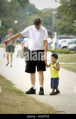 Vater mit schwarzen Adoptivsohn verbringen viel Zeit in einem öffentlichen park Stockfoto