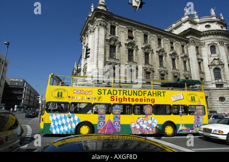 München, Karls Platz, Stachus, Stadt Besichtigung, gelb bus Stockfoto