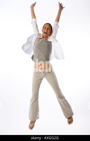 Porträt der Frau in die Luft springen Stockfoto