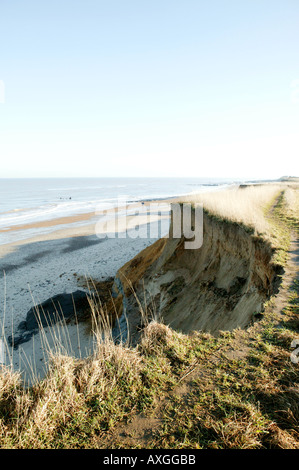 Klippe Weg zerstört durch Küstenerosion, Happisburgh, Norfolk, Großbritannien Stockfoto