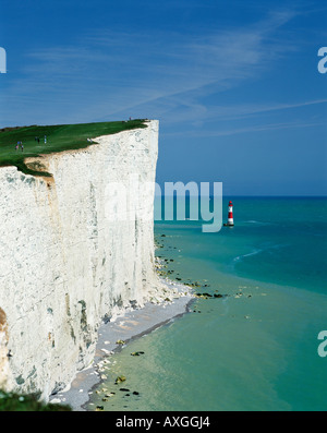 Die weißen Kreidefelsen von Beachy Head Teil der Küste der Seven Sisters und Beachy Head Leuchtturm in der Nähe von Eastbourne, East Sussex, England, UK, GB Stockfoto