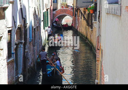 Gondeln in einer Seitenstraße canal Venedig Veneto Italien Stockfoto