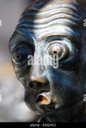 Gesicht einer Bronzestatue hervorgehoben durch Sonneneinstrahlung auf die Seite gehen in Melbourne, Australien Stockfoto