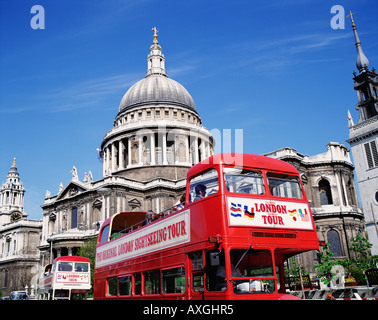 Red London Sightseeing Open Top Tour Bus an der St Paul's Cathedral, London England, Großbritannien GB UK. Der Original London Sightseeing Tour Bus. Roter Bus Stockfoto