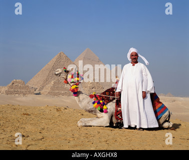 Kamel und Guide bei den Pyramiden Gizeh Kairo-Ägypten Stockfoto