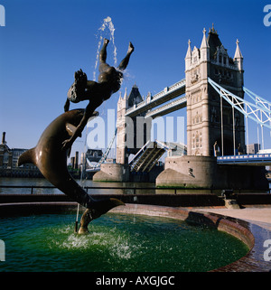 Mädchen und Delphinbrunnen, Tower Bridge, London, England, UK, GB Stockfoto