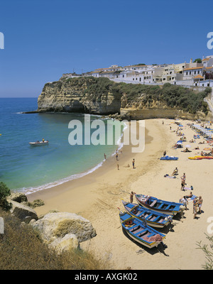 Portugal Algarve Praia Carvoeiro Strand und Dorf mit Angelboote/Fischerboote am Strand Stockfoto