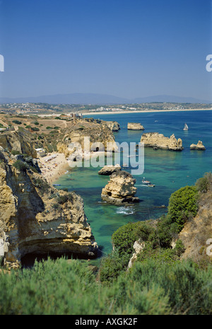 Portugal die Algarve, Praia de Dona Ana, Blick von den Klippen an der Küste entlang nach Meia Praia Stockfoto