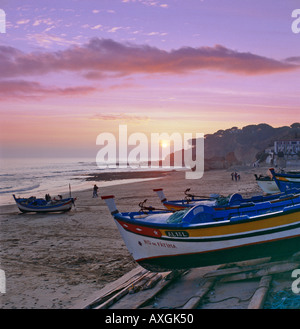 Portugal Algarve Olhos de Agua-Sonnenuntergang über Angelboote/Fischerboote Stockfoto