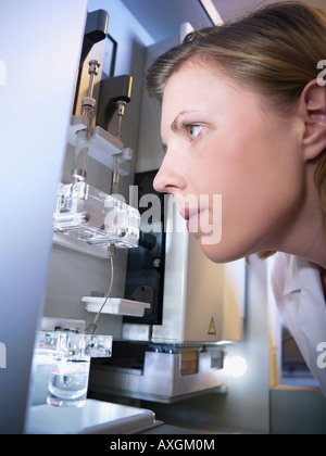 Wissenschaftler untersuchen DNA Stockfoto