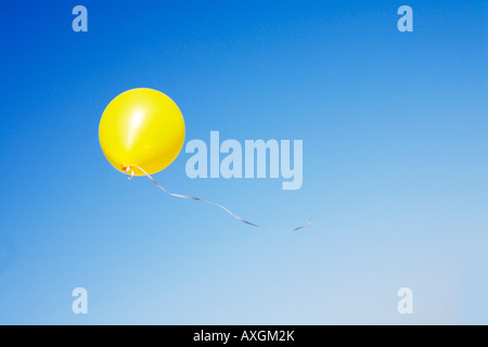 Gelbe Ballons in den Himmel Stockfoto