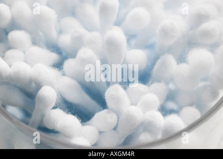 Wattestäbchen in Glas Stockfoto