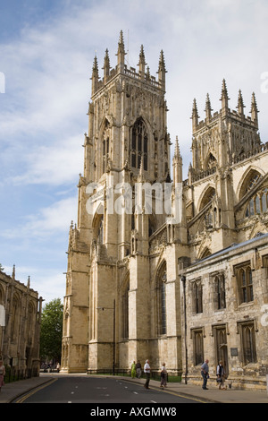 13. Jahrhundert mittelalterlichen gotischen Architektur des York Minster Kirchenschiff in Münster Yard in der Innenstadt York Yorkshire England Großbritannien Großbritannien Stockfoto