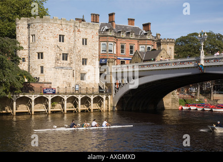 York Yorkshire England UK Ruderer am Fluss Ouse Lendal Turm viktorianischen kunstvolle Schmiedearbeiten Brücke Stockfoto