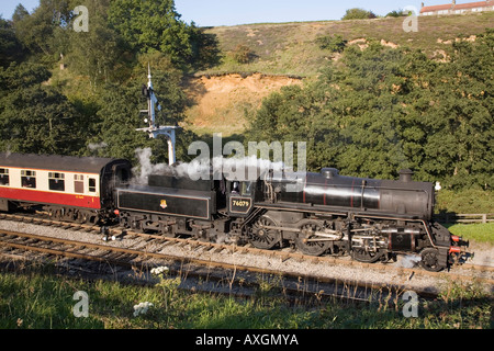 Dampfzug verlassen Station am Bahnhof Goathland North Yorkshire England "North Yorkshire Moors" Stockfoto