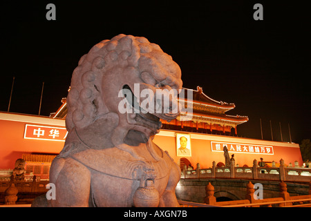 Löwe am Eingang zum Tiananmen-Tor Eingang der verbotenen Stadt in Peking in der Nacht Stockfoto