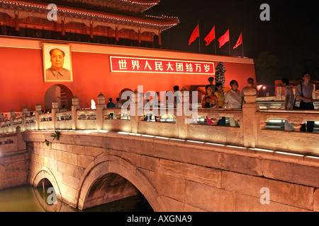 Brücken über den Burggraben zum Tiananmen-Tor Eingang der verbotenen Stadt in Peking in der Nacht Stockfoto