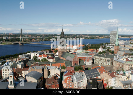 Blick auf die Hängebrücke und St. Peters Kirche in Riga Lettland Stockfoto