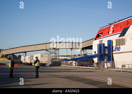 Stena Line Auto und Personenfähre mit Fracht-LKW boarding ab terminal Holyhead Anglesey North Wales Stockfoto