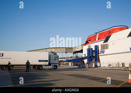 Stena Line Auto und Personenfähre mit Fracht-LKW warten im terminal Holyhead Anglesey North Wales Stockfoto