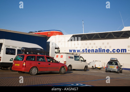 Stena Line Auto und Personenfähre mit Fracht- und Autos Quequeing an Bord von terminal Holyhead Anglesey North Wales Stockfoto