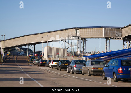 Stena Line Auto Personenfähre mit Güterwagen Quequeing an Bord von terminal Holyhead Anglesey North Wales UK Stockfoto