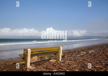 Sitz und langen Sandstrand leeren Strand von Ross Strand auf dem "Ring of Kerry". Rossbeigh Co Kerry Eire Europa Stockfoto