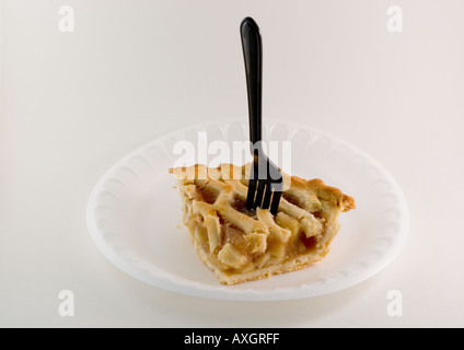 Apfelkuchen-Scheibe mit Kunststoff Gabel auf Hartschaumplatte Picknick. Stockfoto