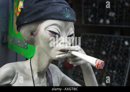 Alien Figur Rauchen Cannabis Gelenk Stockfoto