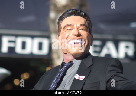 Dieser Teilnehmer ist Spaß an der aktuelle Gouverneur Arnold Schwarzenegger auf der 29. Doo Dah Parade 2005 in Pasadena, Calif stossen. Stockfoto