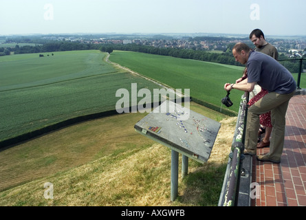 Touristen auf der Suche auf dem Schlachtfeld von Waterloo auf der Oberseite der Butte du Lion Stockfoto