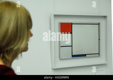 Frau bewundern, ein Gemälde von Piet Mondriaan im Kröller-Müller Museum-Niederlande Stockfoto