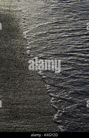 abstrakte Sicht von Wavelet fließt am Strand Stockfoto