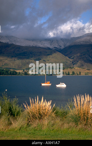 Freizeitboote werden vor der Küste am Lake Taupo auf der vertäut Südinsel von Neuseeland Stockfoto