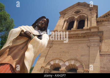 Skulptur von Kateri Tekakwitha, ersten nativen amerikanischen katholischen Heiligen in der Kathedrale des hl. Franziskus in Santa Fe, New Mexico. Stockfoto