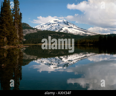 Sparks Lake spiegelt die schneebedeckten Hänge des South Sister Berg in der Kaskadenkette von Oregon Stockfoto