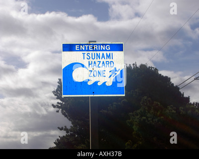 Tsunami Warnung Schilder entlang U S Highway 101 auf der Küste von Oregon Vorsicht Autofahrer gefährlich tief liegende Gebiete Stockfoto