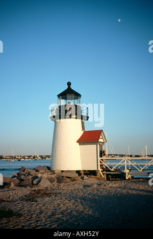 Brant Point Leuchtturm am Eingang zum Hafen von Nantucket auf Nantucket Island, Massachusetts, USA. Junge Frau Tourist in Tür Stockfoto