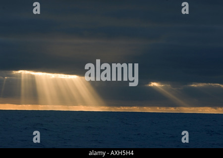 Strahlen der Sonne zwischen den Wolken im Süd-Pazifik. Stockfoto