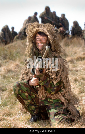 EINEN BRITISCHEN ARMEE WEIBLICHE REKRUTEN WÄHREND EINER SNIPER-SCHULUNG IN WALES BRECON Stockfoto