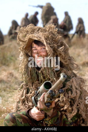 EINEN BRITISCHEN ARMEE WEIBLICHE REKRUTEN WÄHREND EINER SNIPER-SCHULUNG IN WALES BRECON Stockfoto