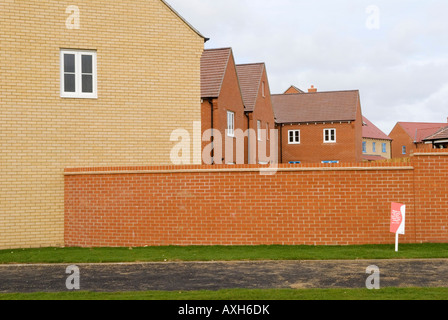 Neue Wohnsiedlung fast fertig, Häuser zum Verkauf. Gelbe rote Backsteinmauer im Foresthall Park, Bishop Stortford UK 2008 2000er Jahre HOMER SYKES Stockfoto