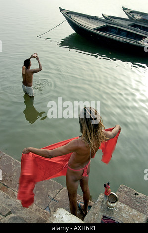 Ein Sadhu ist auf dem Ganges Varanasi Indien beten. Stockfoto