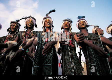 Wodabe Männer tanzen auf Gerewol Zeremonie vor männlichen Schönheitswettbewerb von Niger. Stockfoto