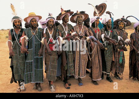 Wodabe Männer tanzen auf Gerewol Zeremonie vor männlichen Schönheitswettbewerb von Niger. Stockfoto