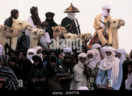 Tuareg Tribesmen parken ihre Kamele am Rande der Massen für eine Buckel-hoch-Ansicht des Wodabe Tanzes, Niger. Stockfoto